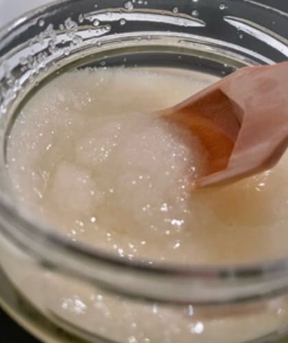 SABONのスクラブをスプーンですくった様子