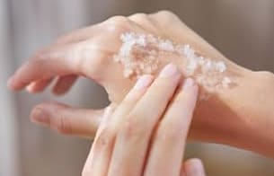 SABONスクラブを手にとってなじませている様子