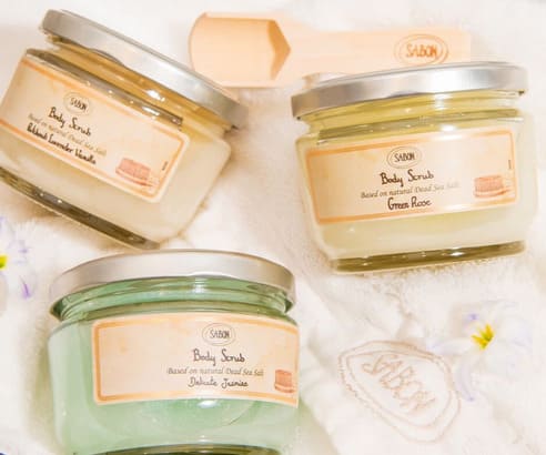 SABON ボディスクラブの香りラインナップ（パチュリ・ラベンダー・バニラ、グリーンローズ、ジャスミン）
